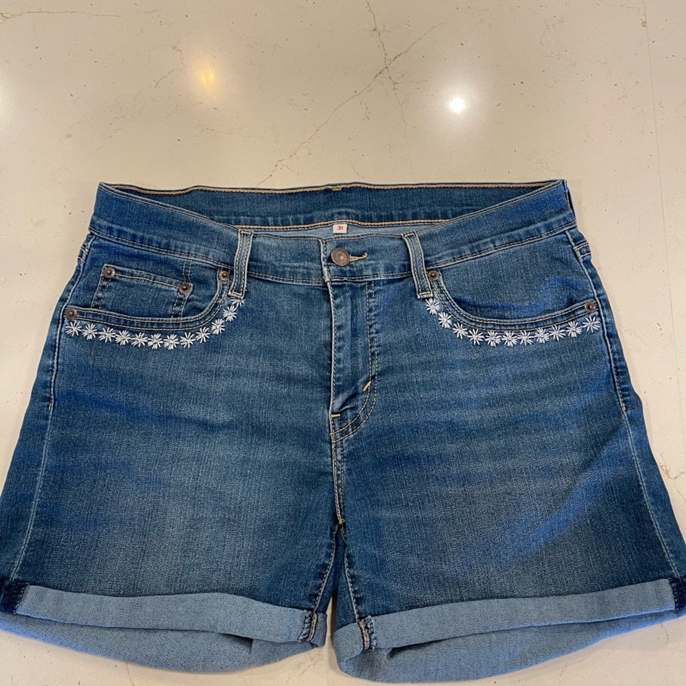 LEVI STRAUSS & CO shorts with pocket details.